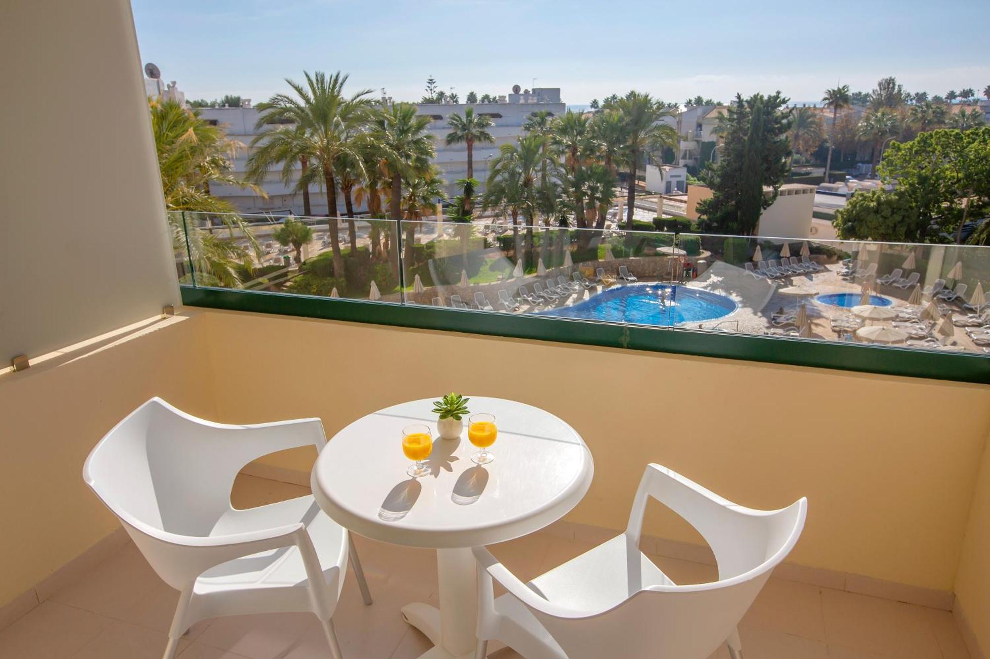 Habitación Doble con balcón y vistas a la piscina